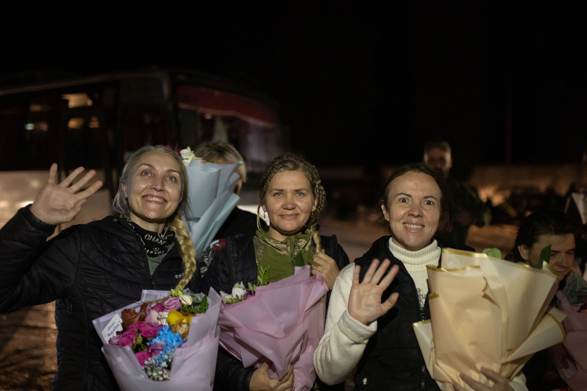 Повернені з полону розповідають: єдине, що давало сили вижити за ґратами — віра, що побачиш рідних. Фото з фейсбуку Офіса Президента